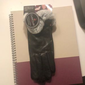 Cuddl Duds Black winter gloves that is touch screen compatible.